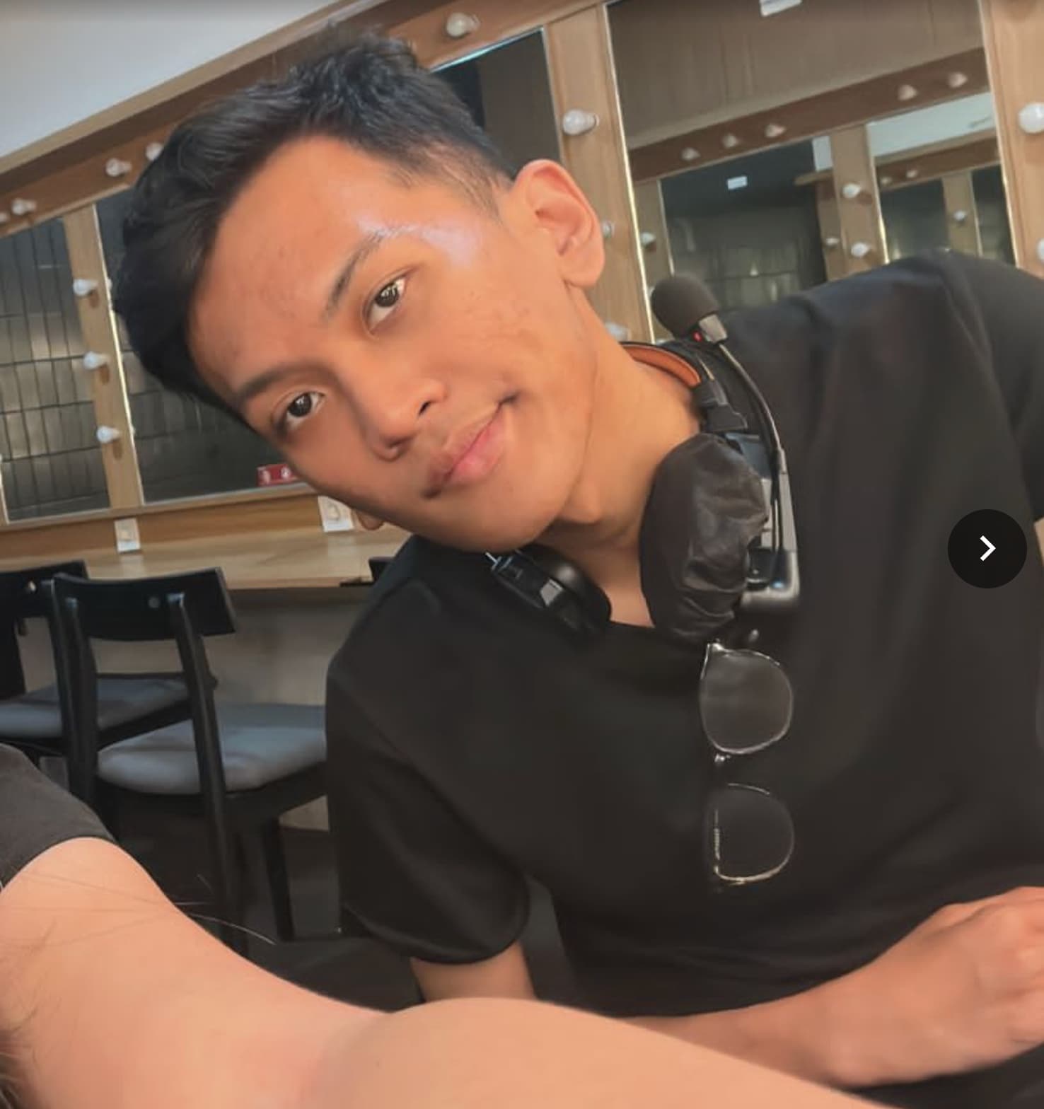Dino di ruang ganti dengan headset