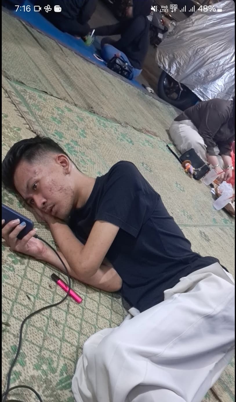 Dino rebahan mager di lantai