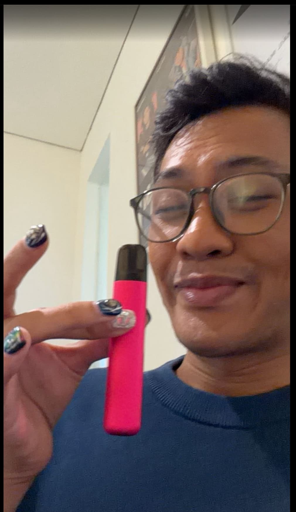 Dino pegang vape